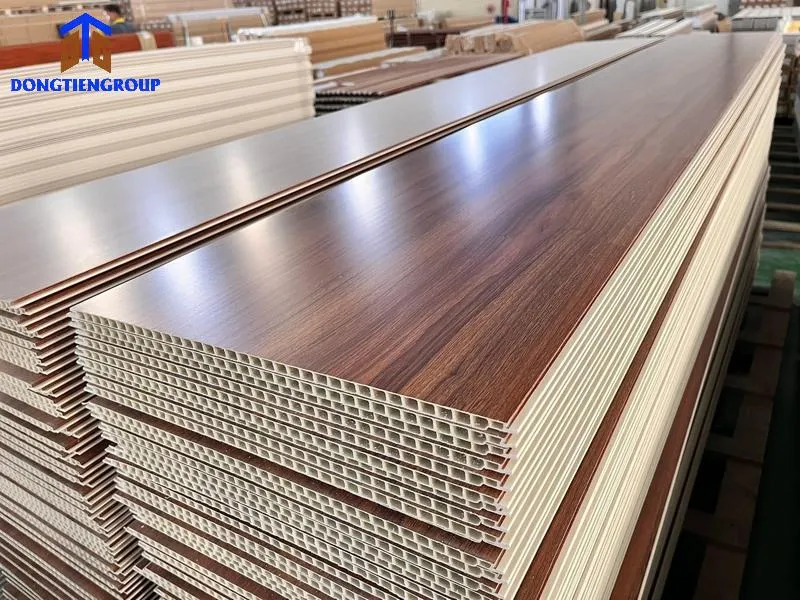 Vách ngăn phòng nhựa nano vân gỗ mang lại vẻ đẹp ấm cúng, gần gũi với thiên nhiên