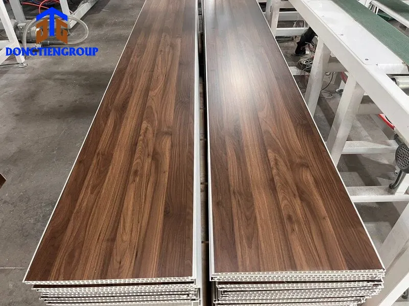 Vách ngăn phòng sử dụng tấm nhựa PVC phẳng màu trắng, đơn giản nhưng hiệu quả trong việc phân chia không gian.