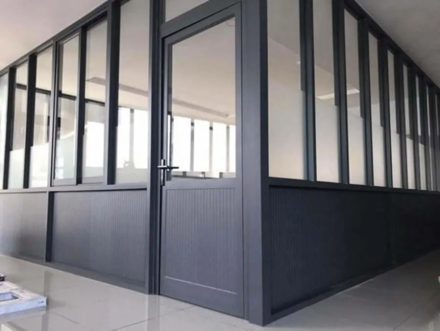 Vách ngăn văn phòng nhựa lõi thép kết hợp khung kim loại chắc chắn