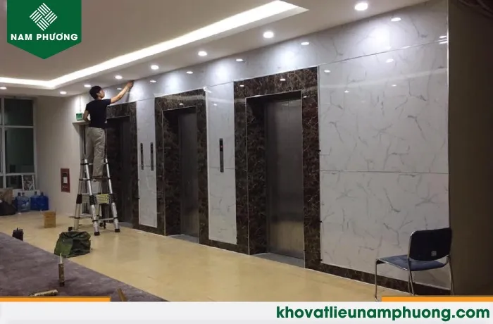 Vách ốp PVC giả đá tạo ấn tượng chuyên nghiệp cho văn phòng