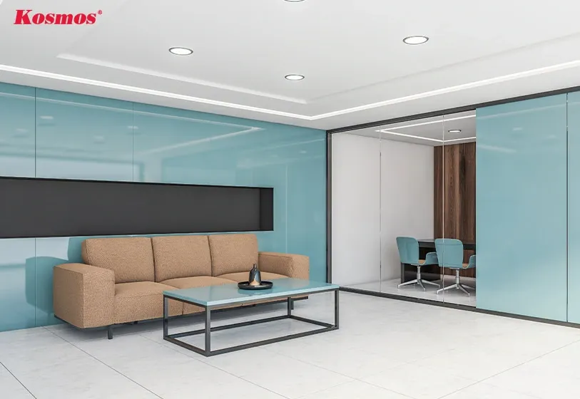 Vách sofa được ốp kính màu