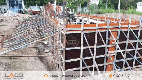 vách tầng hầm được thi công bằng bê tông cốt thép.