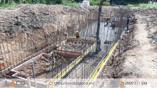 Vách tầng hầm được thi công bằng các thanh thép xếp theo phương thẳng đứng