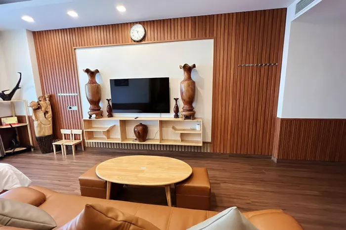 Vách tivi lam sóng nhựa đẹp với vân đá độc đáo