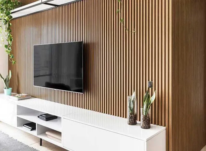 Vách tivi nhựa giả gỗ kết hợp hiệu ứng giả đá ở trung tâm