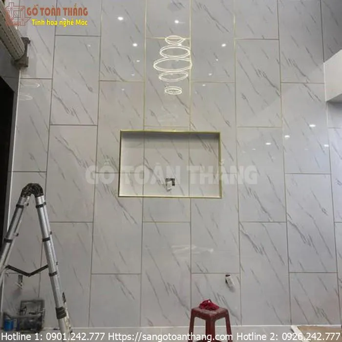 Vách tường tấm nhựa giả đá kết hợp nẹp inox trang trí