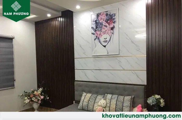 Vách vân đá PVC trang trí phòng ngủ mang lại vẻ đẹp ấm cúng, sang trọng