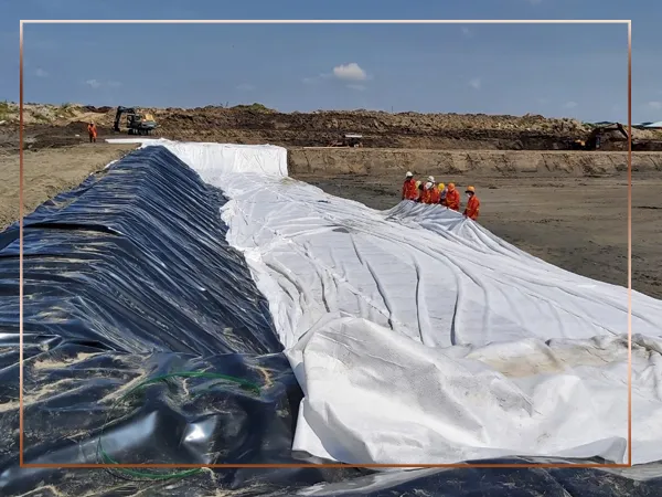 Vải địa kỹ thuật đóng vai trò quan trọng trong việc bảo vệ màng chống thấm HDPE tại các bãi chôn lấp rác, tăng cường độ bền công trình