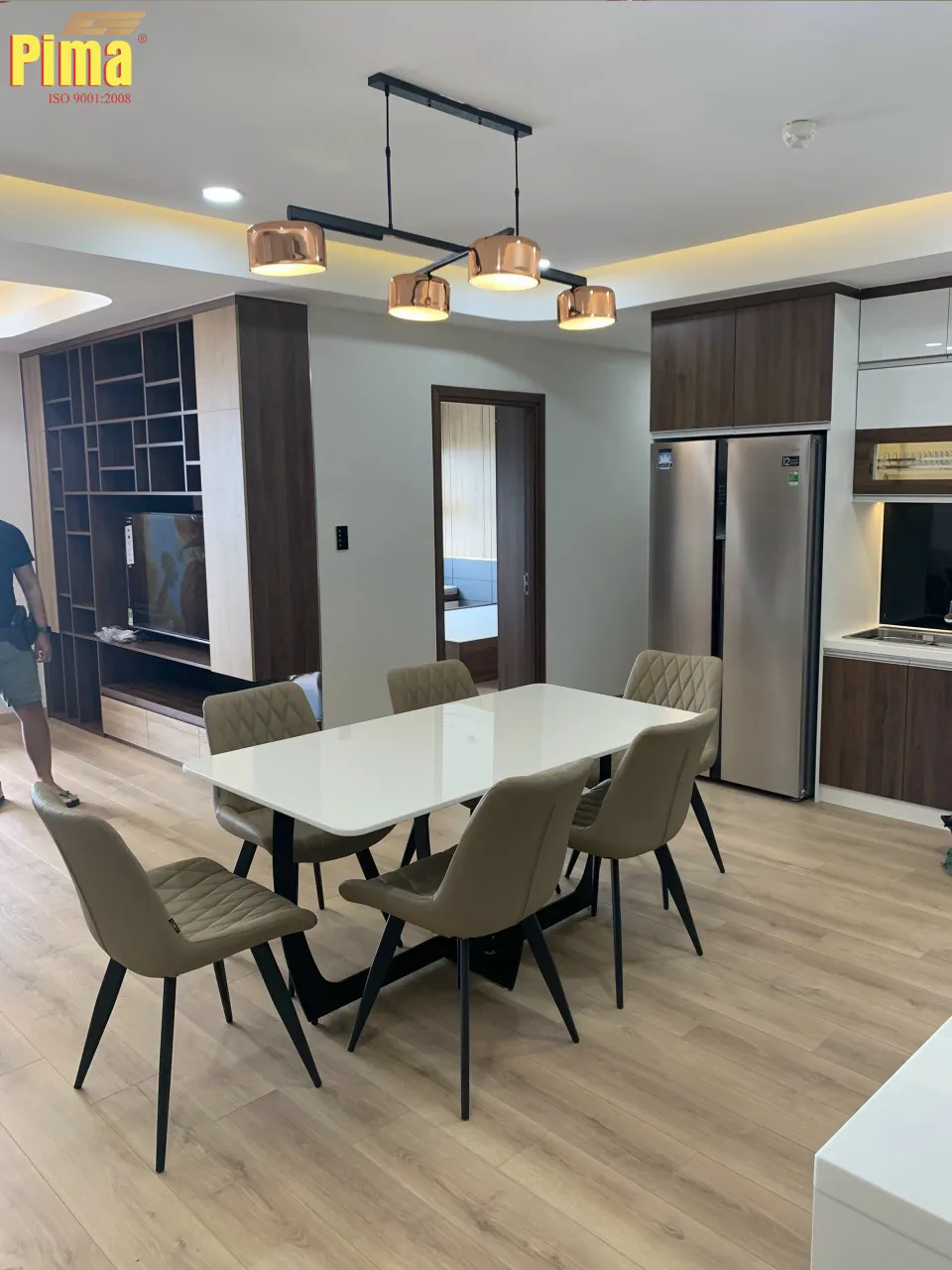 Ván pima kết hợp với ánh sáng, tạo hiệu ứng thị giác độc đáo cho không gian