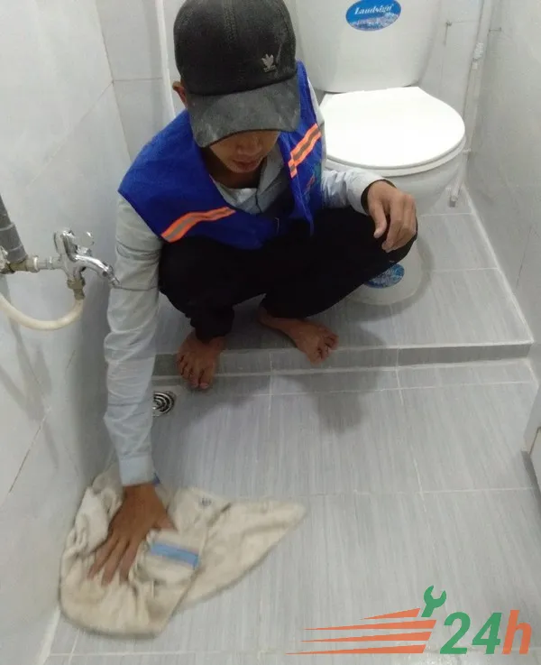 Vệ sinh bề mặt sàn sau khi hoàn tất quy trình chống thấm Sika