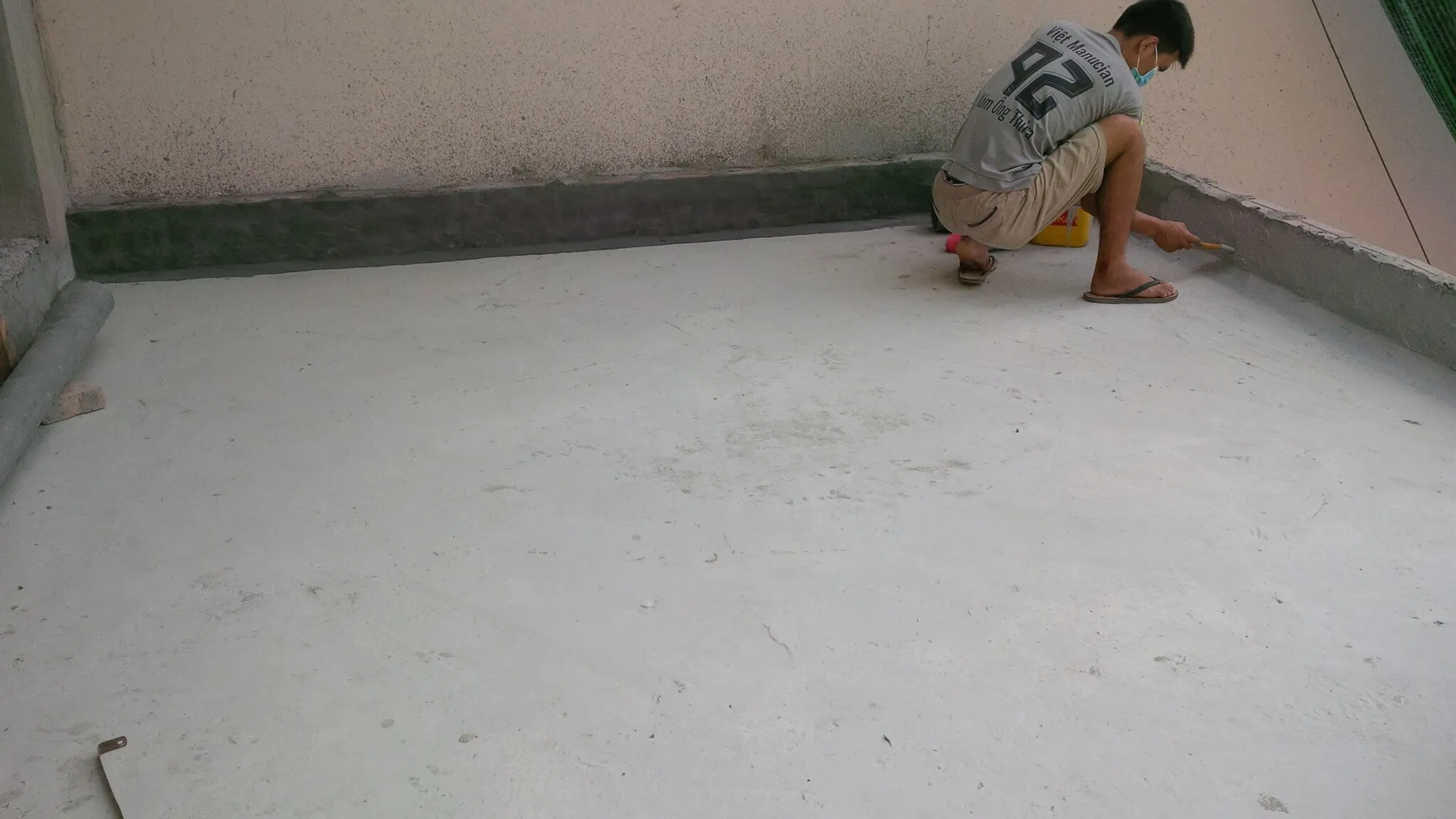 Vệ sinh bề mặt trước khi chống thấm Mariseal 270