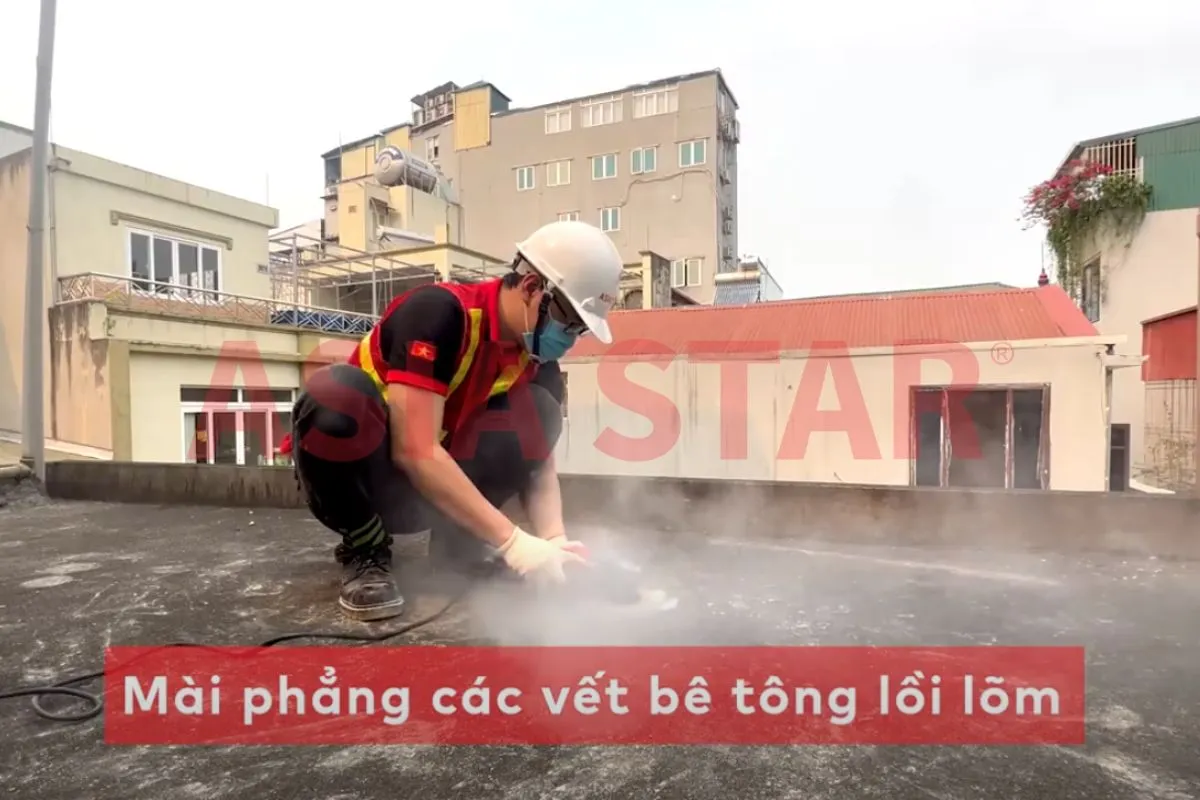 Vệ sinh và chuẩn bị kỹ bề mặt sàn bê tông trước khi ngâm nước xi măng