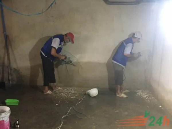 Vệ sinh và làm sạch bề mặt tường trước khi thi công Sika