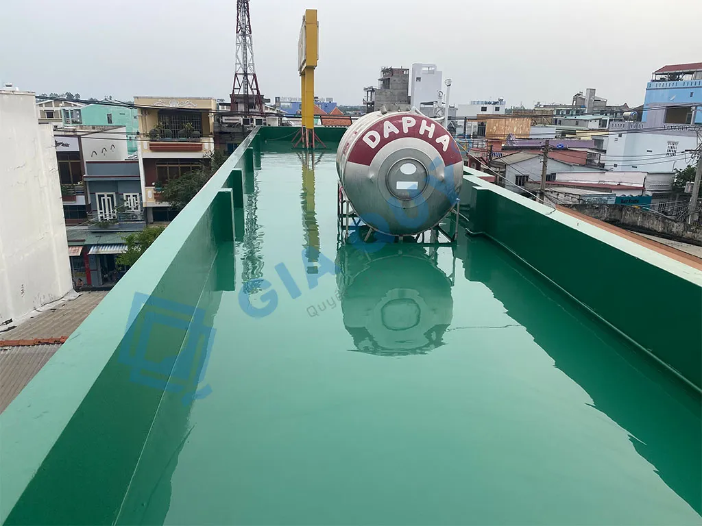Vệ sinh và mài nhẵn bề mặt gạch cũ trước khi chống thấm