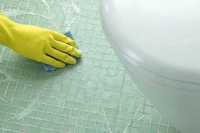 Vệ sinh và tạo độ nhám bề mặt sàn nhà vệ sinh trước khi thi công sơn chống thấm