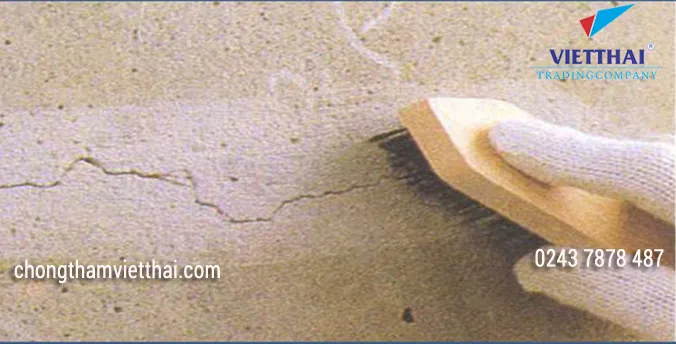 Vệ sinh vết nứt mái bê tông