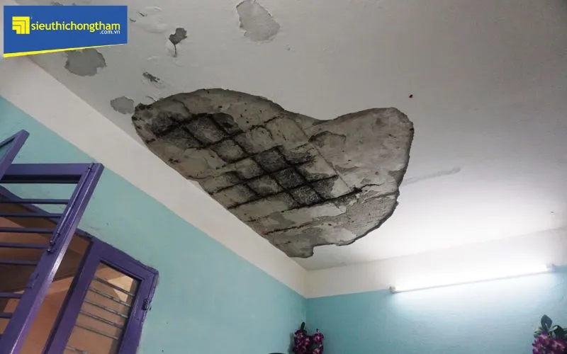 Vết nứt lớn trên trần nhà cho thấy mức độ nguy hiểm, cần xử lý nứt mái nhà khẩn cấp