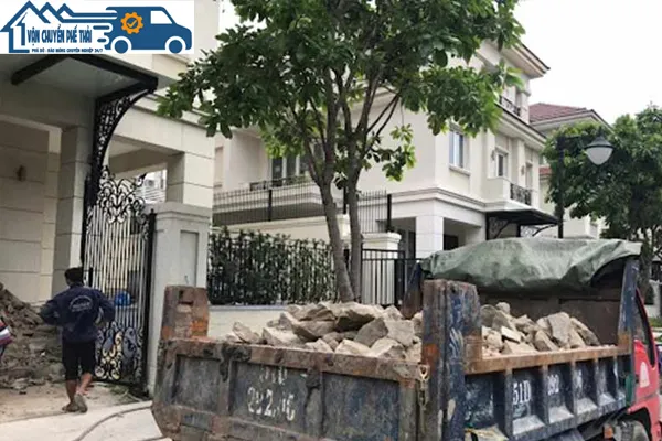 Xe chuyên dụng và thiết bị vận chuyển rác thải xây dựng an toàn, hiệu quả