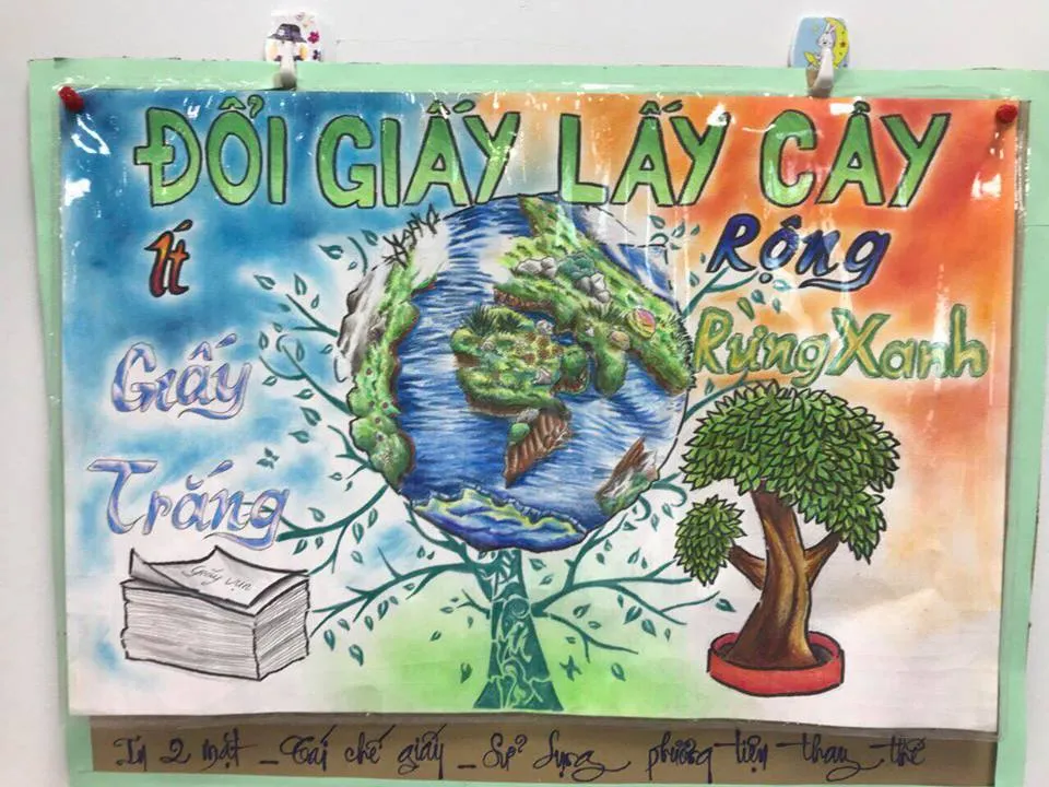 Xếp chồng giấy tái chế và cây bút, tượng trưng cho hành động tiết kiệm giấy và bảo vệ rừng