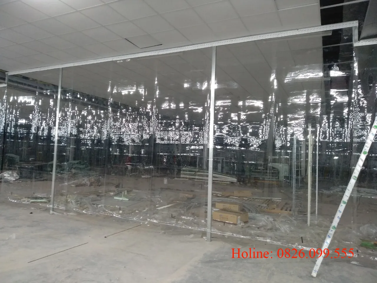 Xếp lớp tấm nhựa PVC trong tạo thành rèm trượt khổ lớn