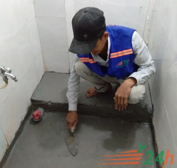 Xử lý bề mặt bê tông trước khi thi công chống thấm nhà vệ sinh